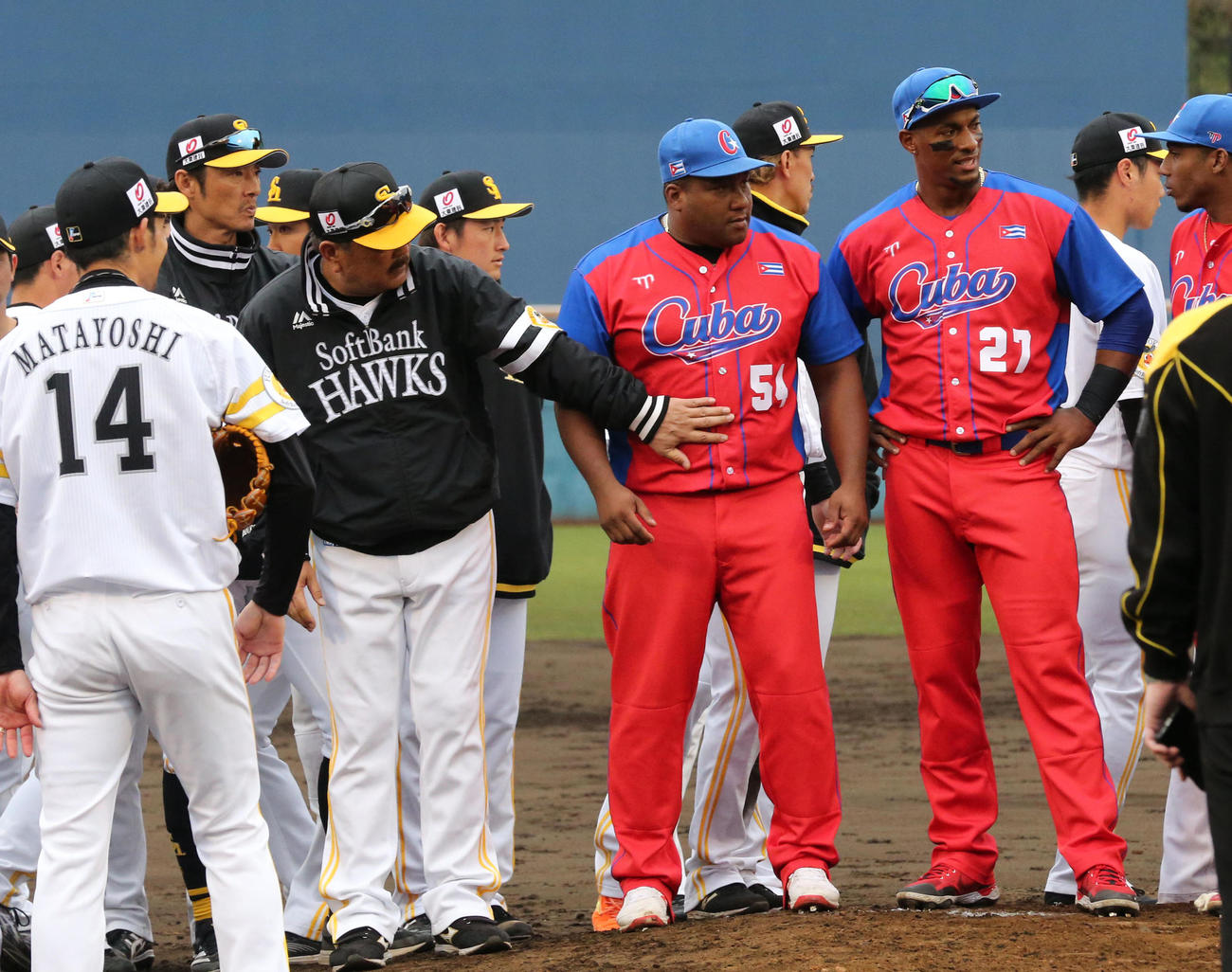 ソフトバンク対キューバ　練習試合を終え記念撮影。藤本博史監督はデスパイネのおなかをナデナデ。右はグラシアル（撮影・梅根麻紀）