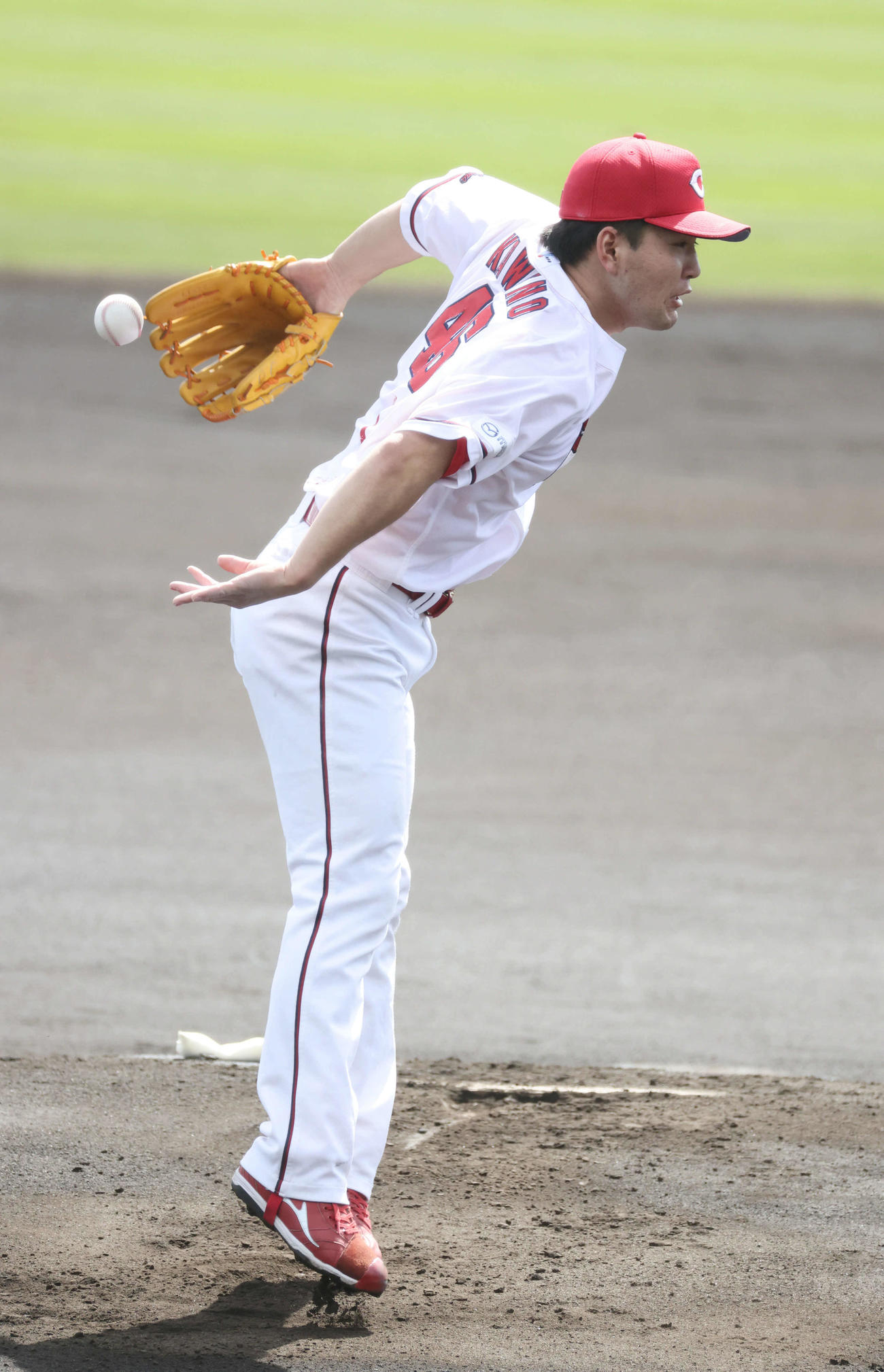 練習試合広島対楽天　1回表楽天1死、山崎剛の打球に反応する広島先発、ドラフト5位の河野（撮影・加藤孝規）