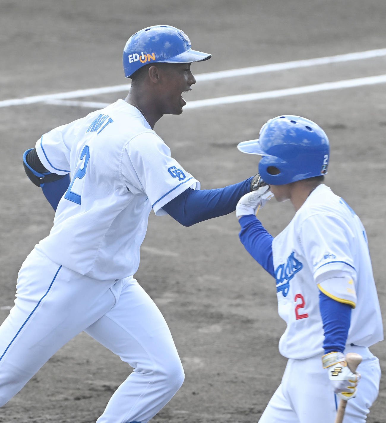 中日対阪神　中日対阪神　1回裏中日無死、青柳から右越え本塁打を放ち田中とタッチを交わすブライト健太（左）（撮影・森本幸一）