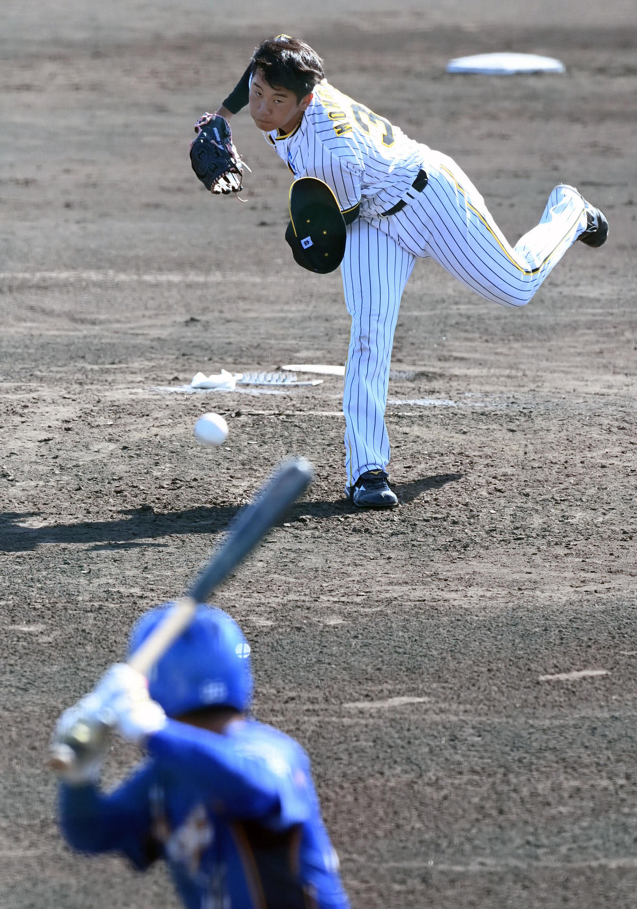 阪神対エナジック　8回に登板した門別はエナジック打線を3人で抑える（撮影・前岡正明）