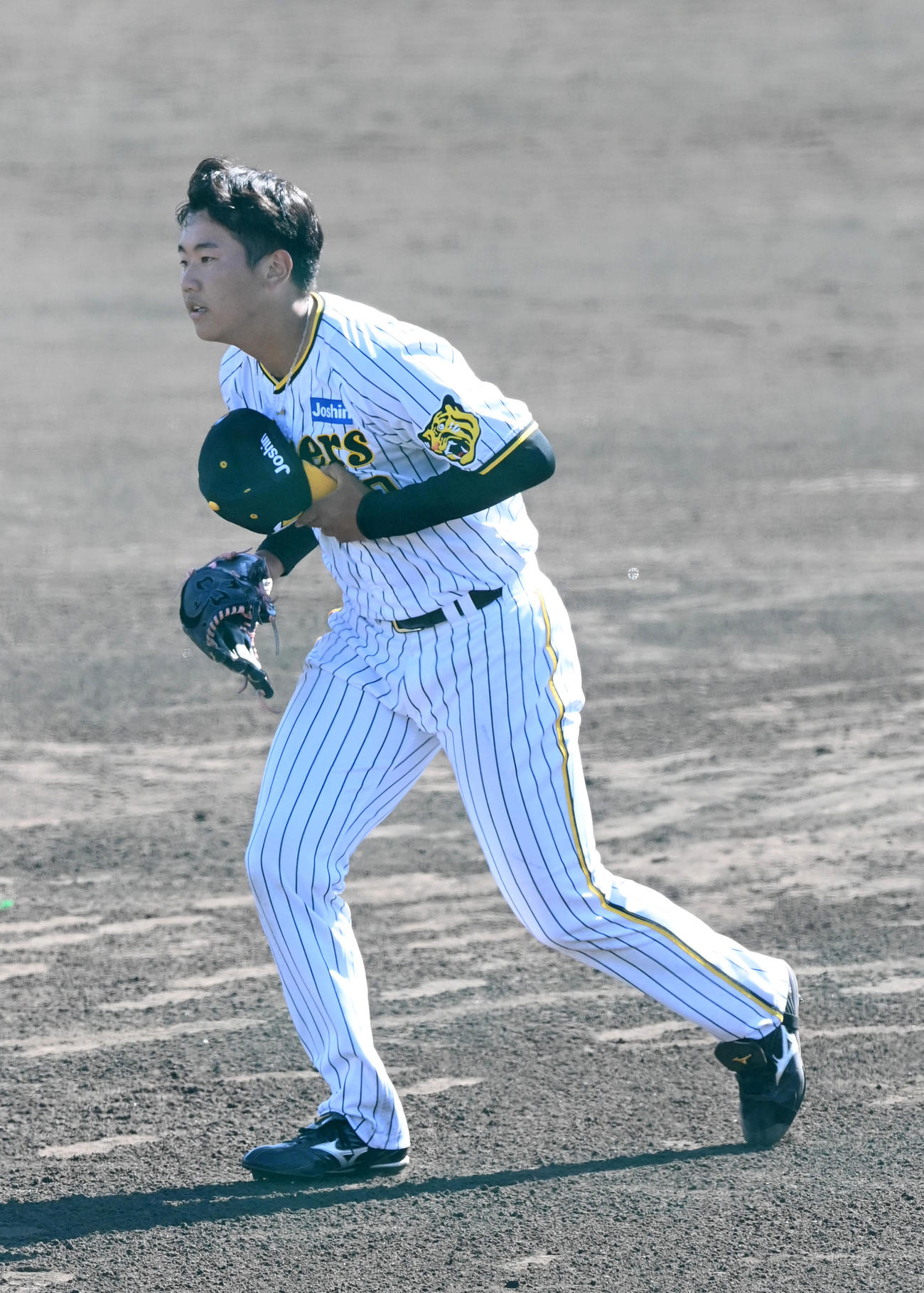 阪神対エナジック　8回に登板した門別はエナジック打線を3人で抑えベンチに戻る（撮影・前岡正明）