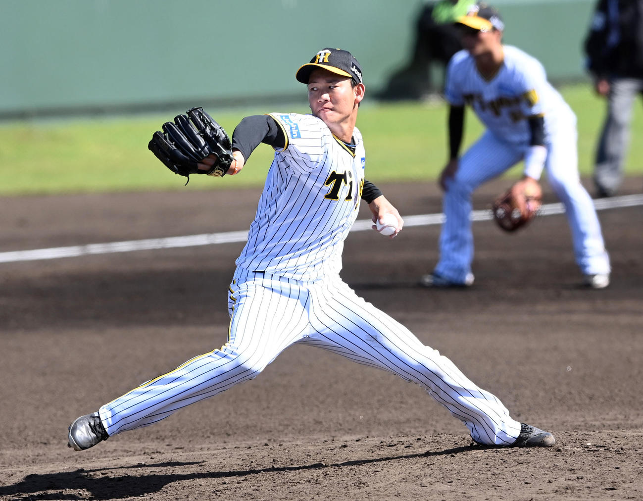 阪神対エナジック　阪神4番手の及川（撮影・前岡正明）