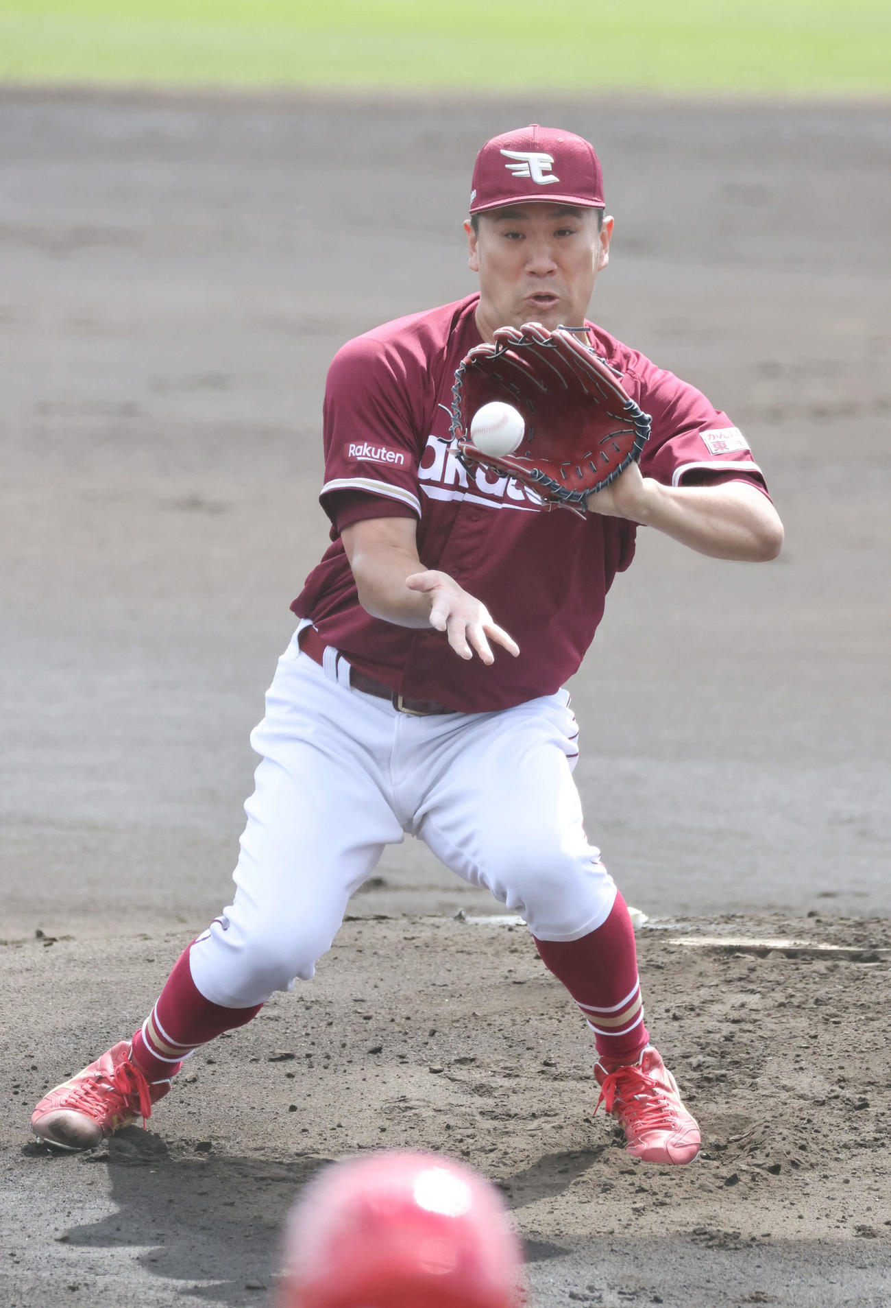 広島戦の1回、西川の打球をさばく楽天先発の田中将（撮影・加藤孝規）