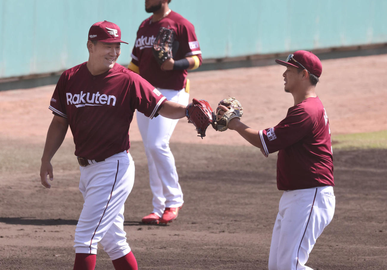 練習試合広島対楽天　2回を無失点でまとめ、浅村とグラブタッチをしながらベンチに引き揚げる楽天先発の田中将（左）（撮影・加藤孝規）