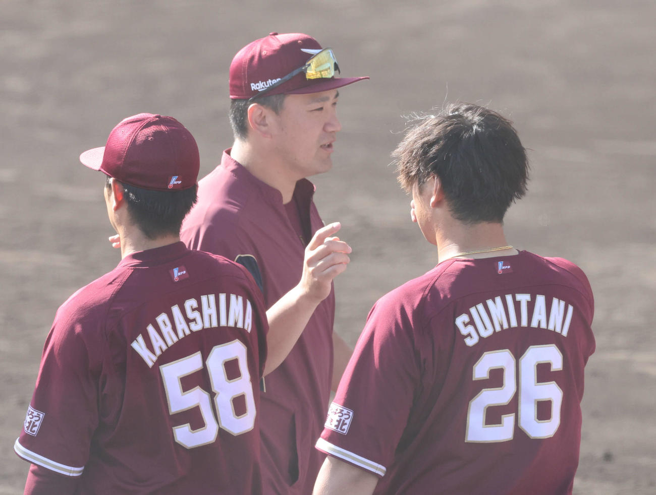 練習試合広島対楽天　ナインとエアタッチしながら引き揚げる楽天先発の田中将（撮影・加藤孝規）