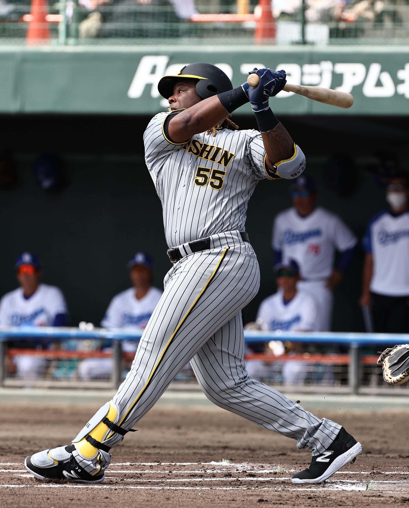 中日対阪神練習試合　1回表阪神1死二塁、ミエセスは右前打を放つ（撮影・上田博志）
