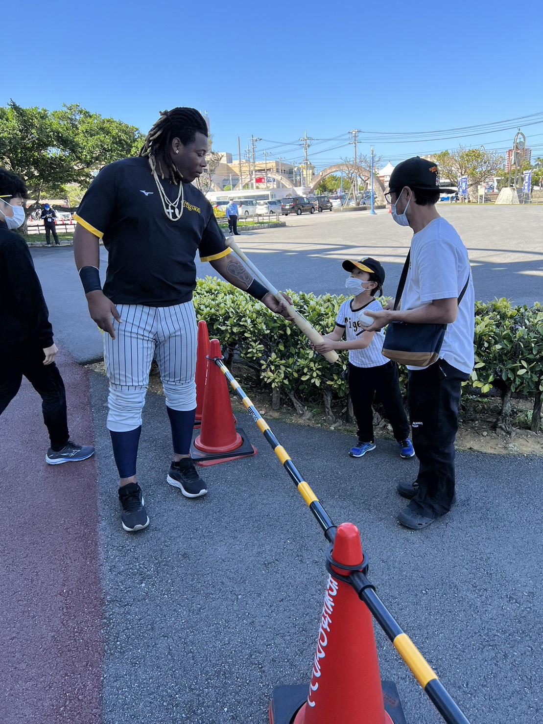 阪神ミエセス（左）は折れた自分のバットをテーピングして子どもにプレゼント
