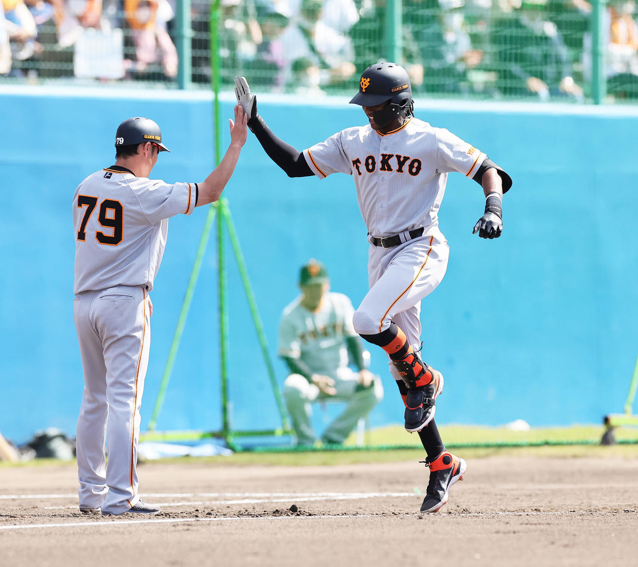 ヤクルト対巨人　3回表巨人無死一、三塁、ブリンソン（右）は左越えに3点本塁打を放ち三塁を回り亀井コーチとハイタッチ（撮影・足立雅史）