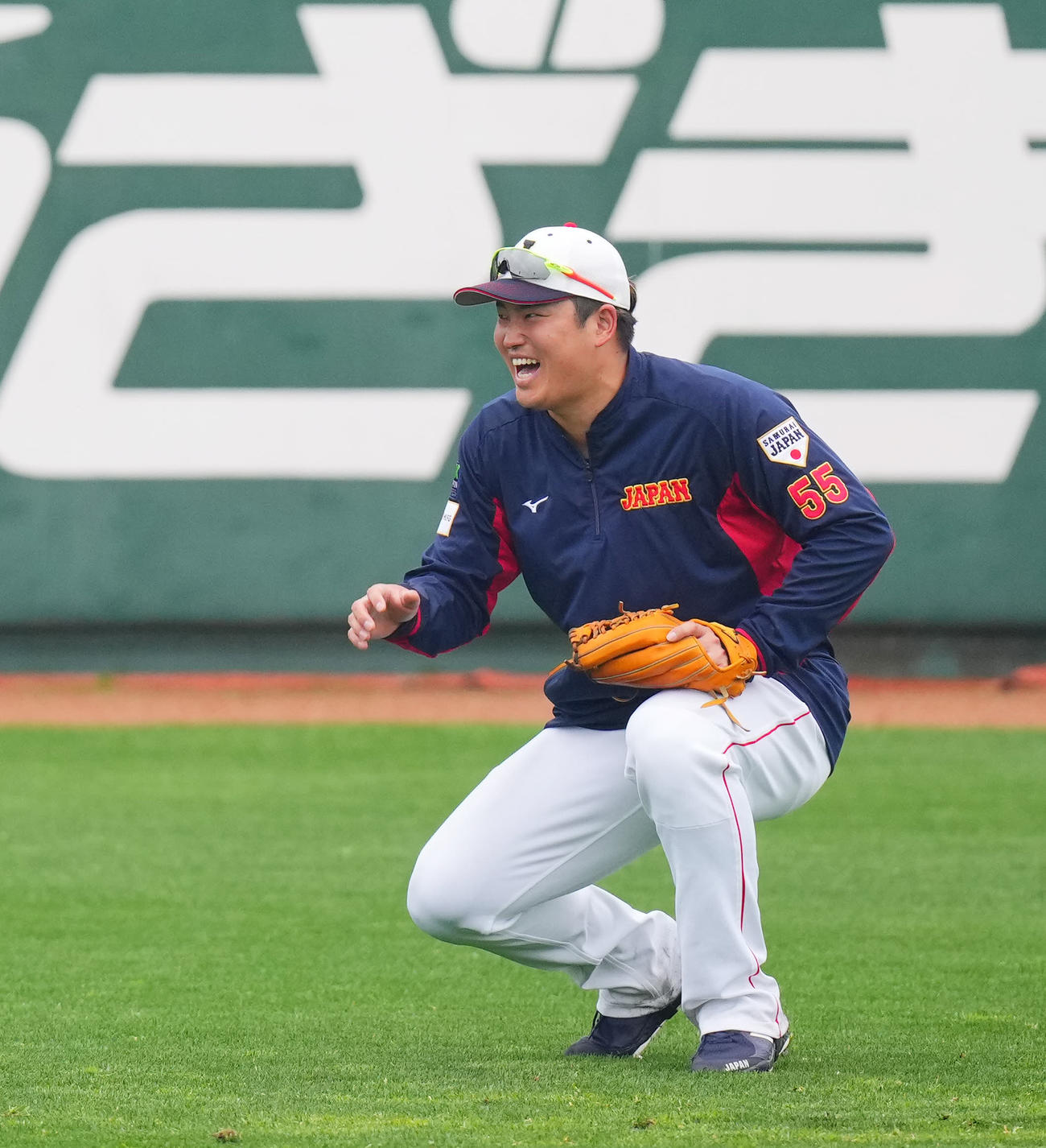 ノックの打球が直撃した岡本を見て心配しつつも思わず笑顔を見せる村上（撮影・垰建太）