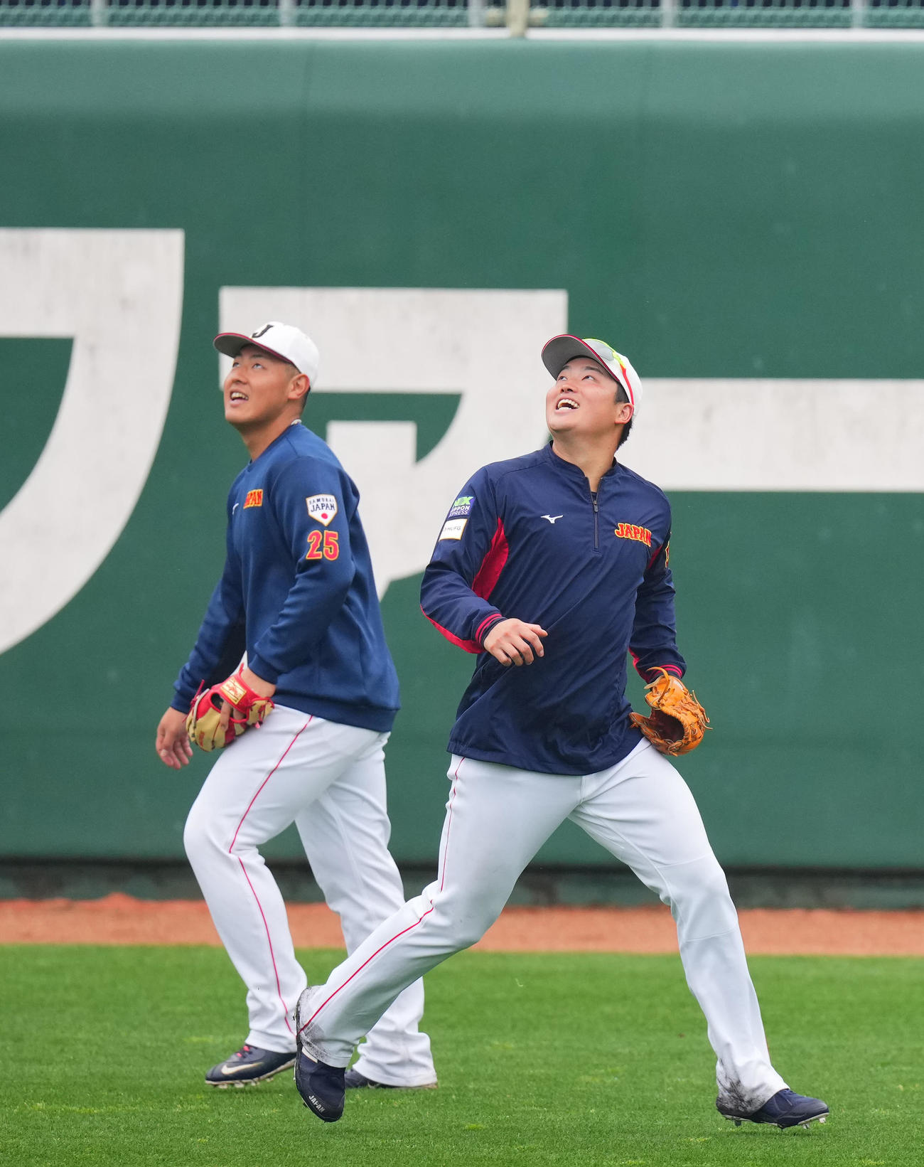 岡本（左）と左翼の守備をする村上（撮影・垰建太）