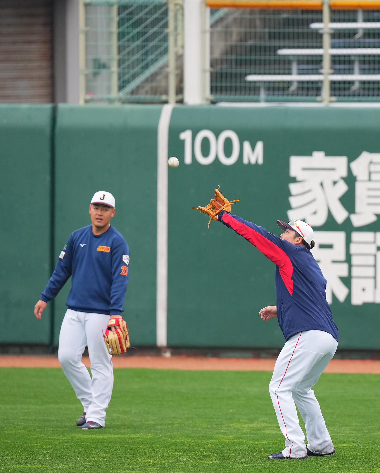 岡本（左）と左翼の守備をする村上（撮影・垰建太）