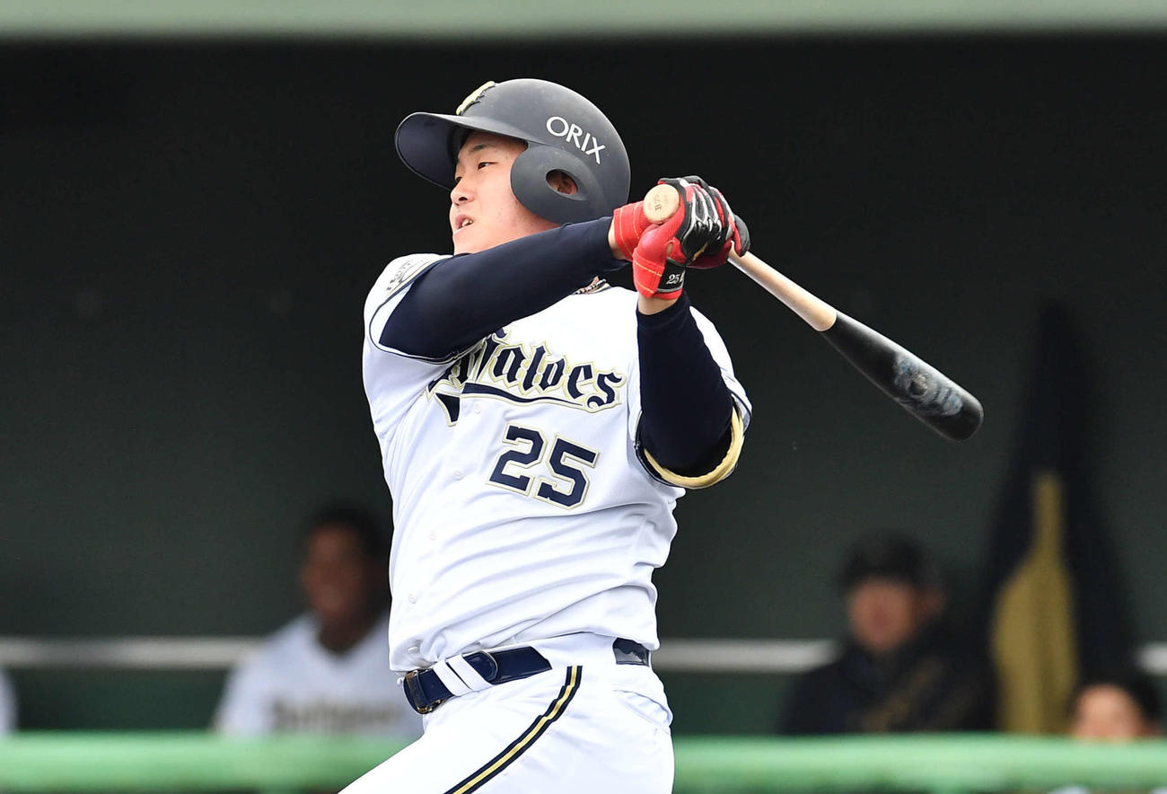 練習試合　オリックスB班対楽天2軍　3回裏オリックス無死一塁、内藤は左中間へ安打を放つ（撮影・岩下翔太）