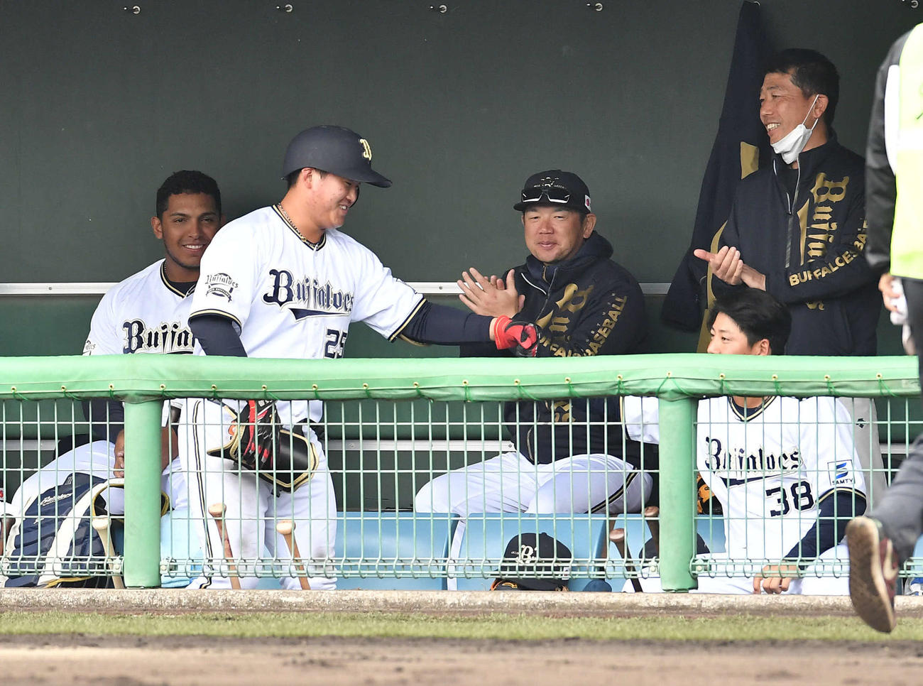 オリックスB班対楽天2軍　3回裏オリックス無死一塁、2安打を放ち代走と交代した内藤（左から2人目）は、ナインと笑顔でタッチを交わす（撮影・岩下翔太）