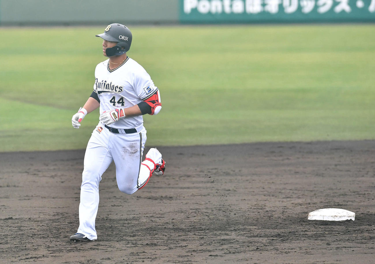 練習試合　オリックスB班対楽天2軍　5回裏オリックス1死、左越え本塁打を放ち、ダイヤモンドを一周する頓宮（撮影・岩下翔太）
