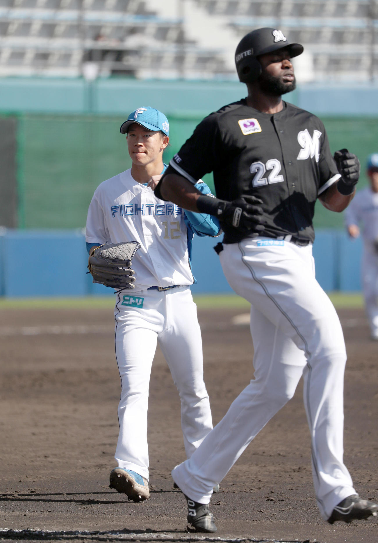 日本ハム対ロッテ　7回表ロッテ2死一塁、ポランコを二ゴロに仕留めベンチに戻る矢沢（撮影・佐藤翔太）