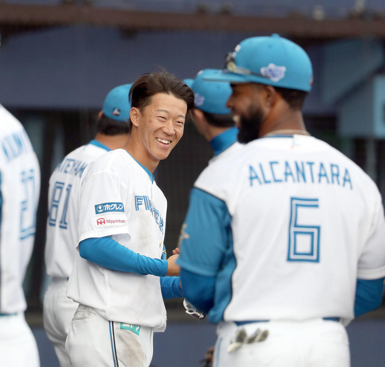 日本ハム沖縄・名護春季キャンプ　練習試合　日本ハム対楽天　練習試合終了後、円陣の中心で笑顔を見せる矢沢宏太