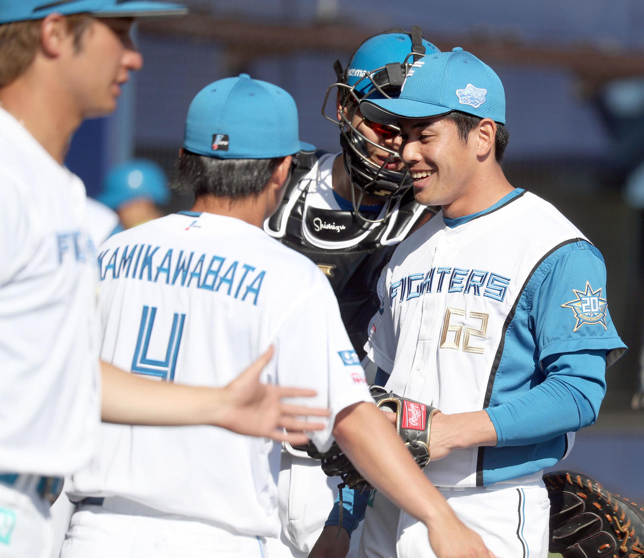 日本ハム対ロッテ　8回裏を無失点に抑え笑顔でベンチに戻る宮内（右）（撮影・佐藤翔太）