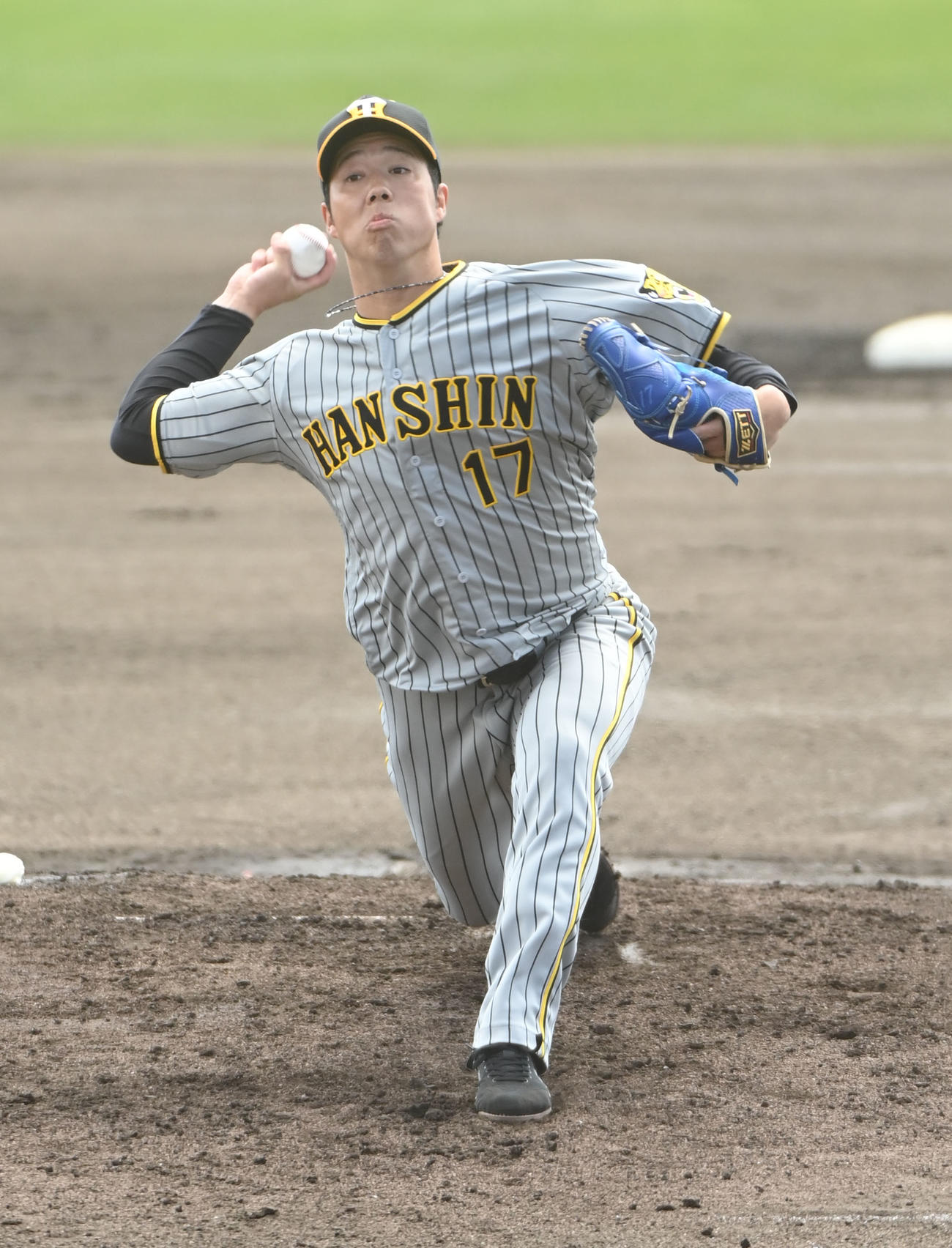 中日対阪神　中日対阪神　1回裏、登板する阪神先発の青柳（撮影・森本幸一）