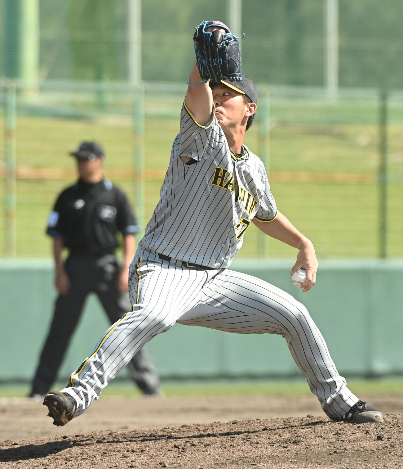 中日対阪神　4回裏、力投する阪神2番手の伊藤将（撮影・森本幸一）