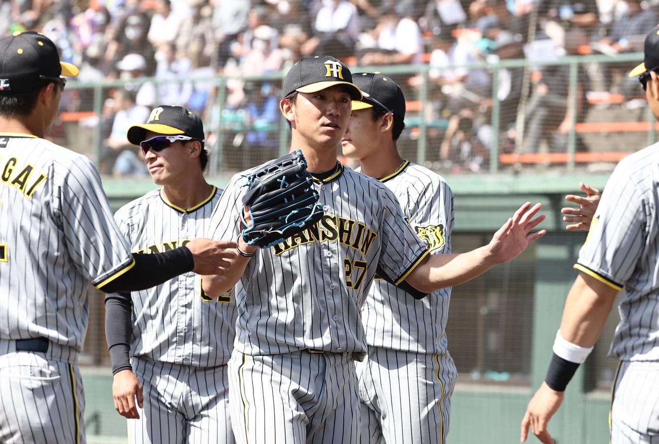 中日対阪神　好投した伊藤将はナインとハイタッチ（撮影・上田博志）