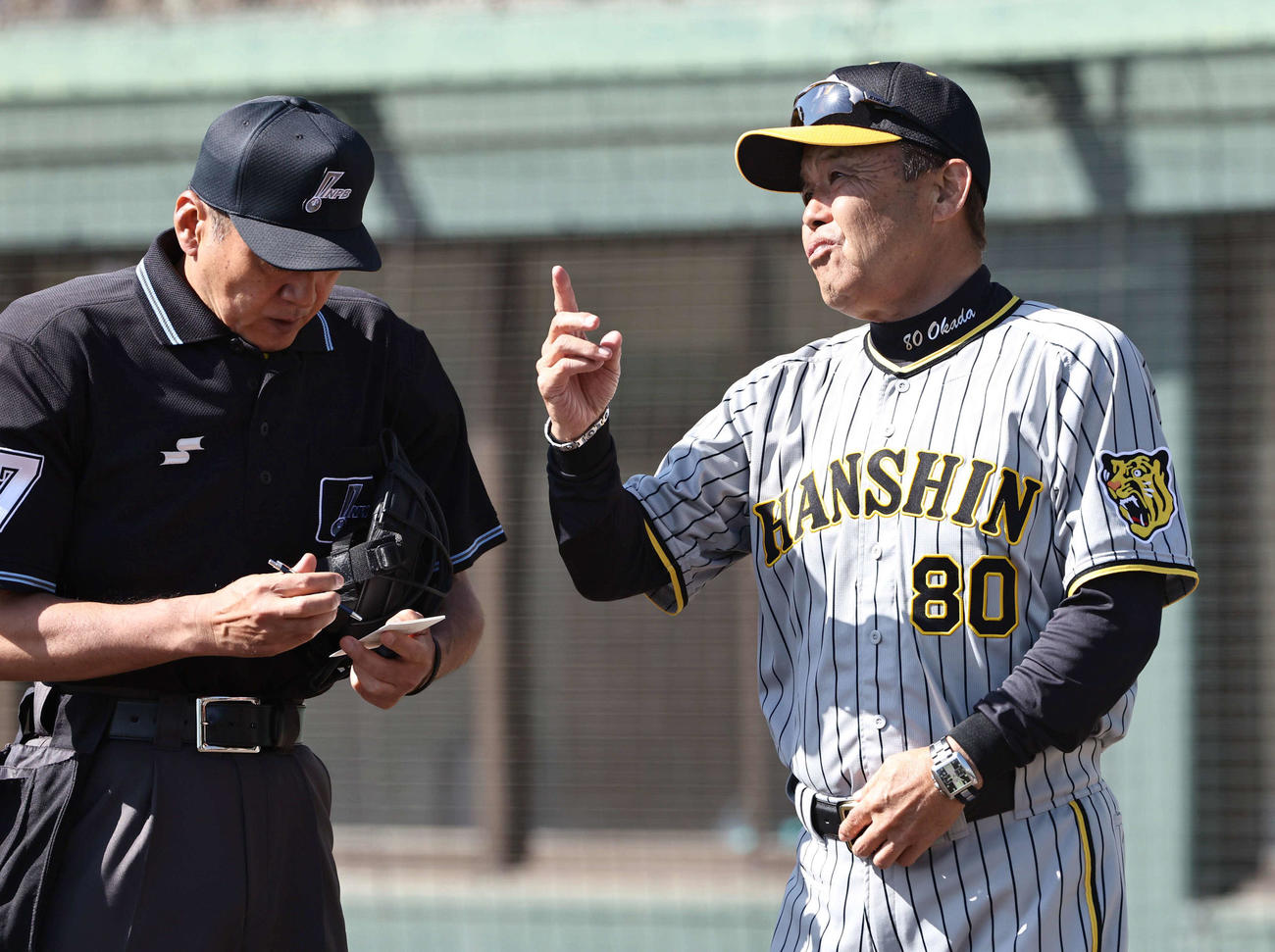 中日対阪神練習試合　選手交代を告げる岡田監督（撮影・上田博志）