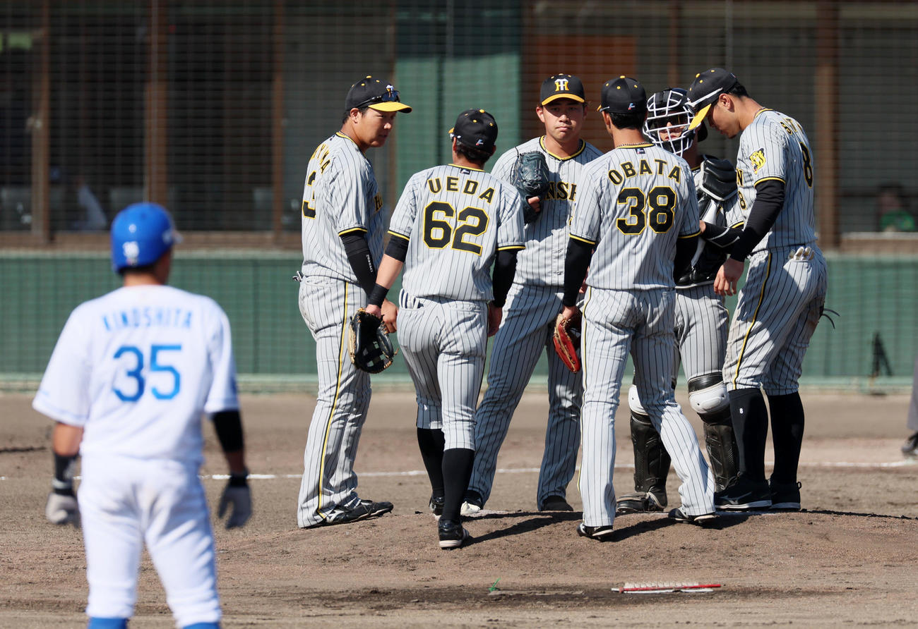 中日対阪神　6回裏中日1死一、二塁、福元に中前適時打を許しマウンドに集まるナインと桐敷（撮影・加藤哉）