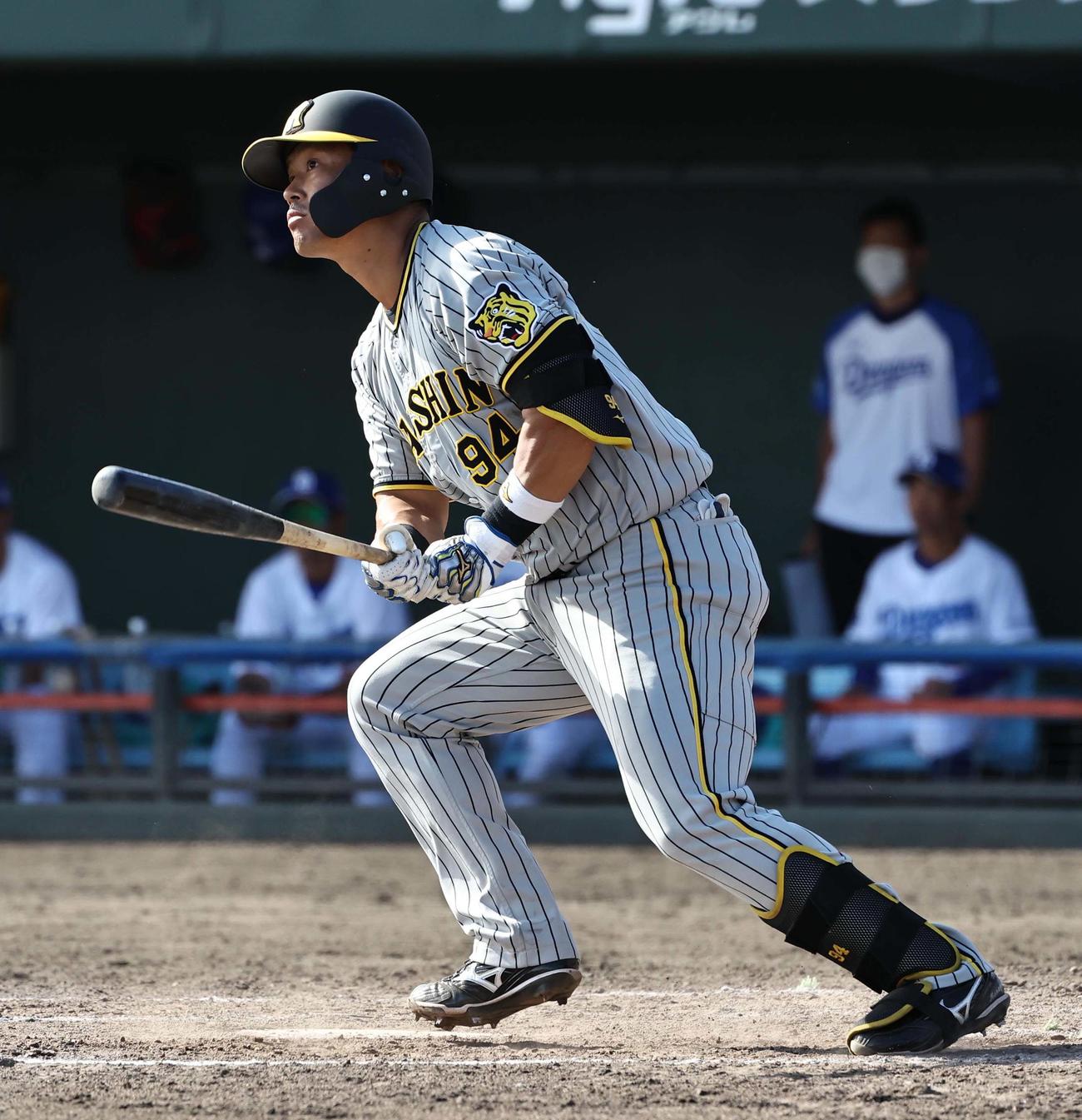 中日対阪神練習試合　7回表阪神無死一、二塁、原口は左翼へ適時二塁打を放つ（撮影・上田博志）