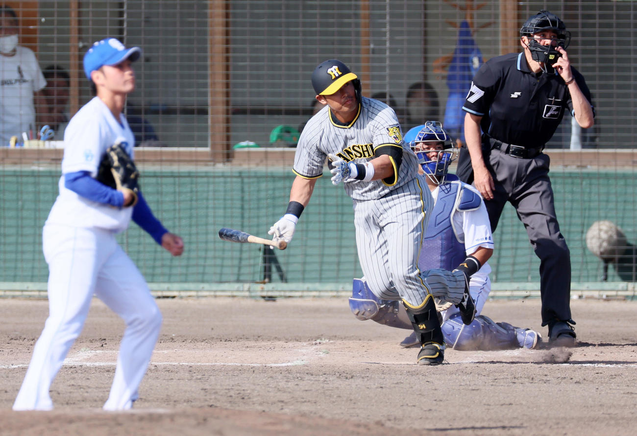 中日対阪神　7回表阪神無死一、二塁、代打原口は左へ適時二塁打を放つ。投手は砂田（撮影・加藤哉）