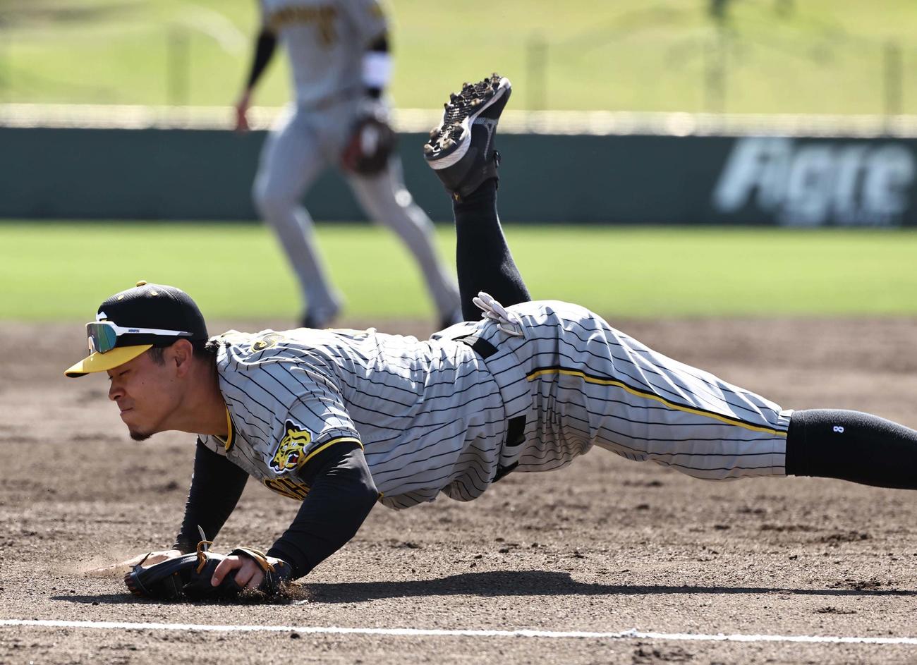 中日対阪神　5回裏中日2死一、三塁、佐藤輝はアキーノの打球に飛びつく（撮影・上田博志）