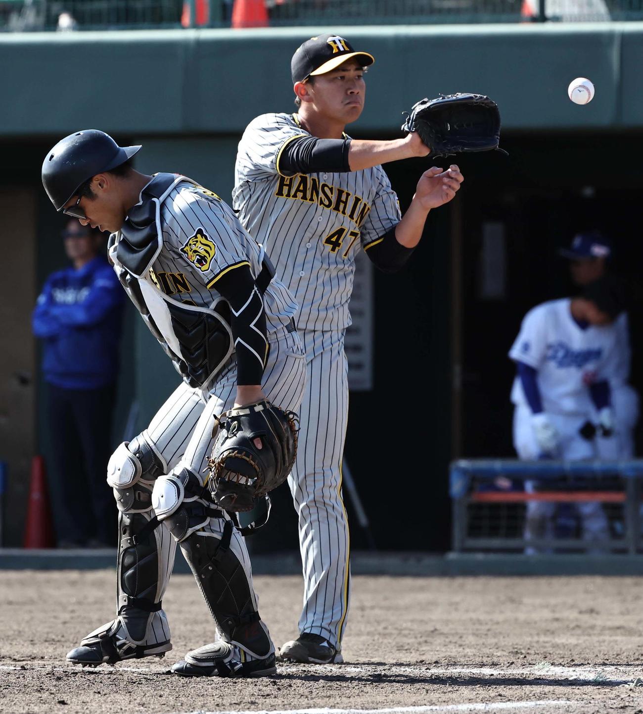 23日、中日対阪神　6回、連打を浴び失点した桐敷。左は坂本（撮影・上田博志）