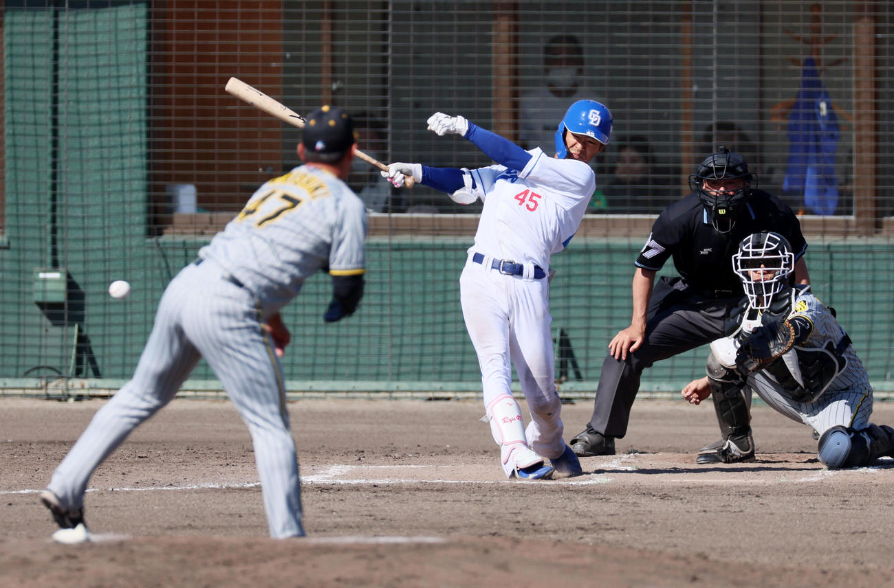 中日対阪神　6回裏中日1死一、二塁、阪神桐敷は龍空に右前打を許す（撮影・加藤哉）