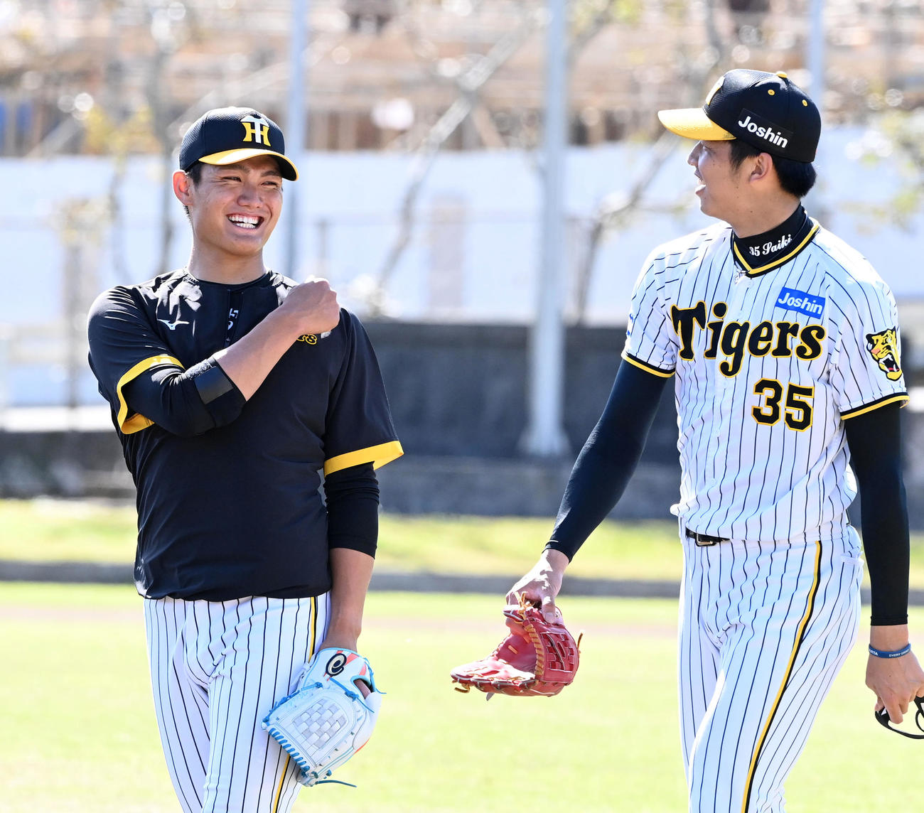 笑顔で話す西純（左）と才木（2023年2月23日撮影）