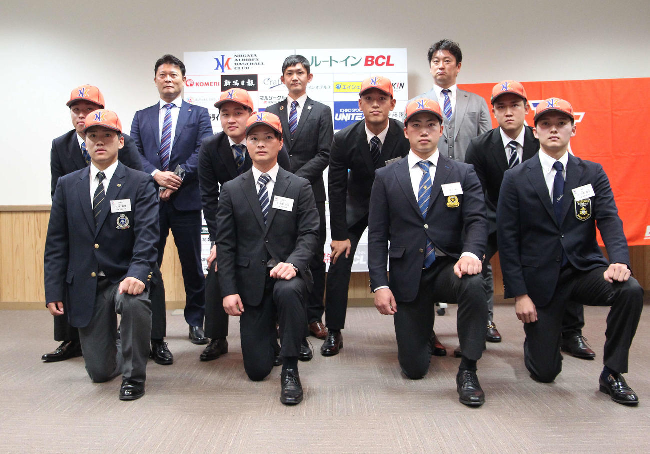 BC新潟の新入団選手。前列左から高内野手、宮崎内野手、鈴木投手、八神投手。中列左から篠田外野手、内田投手、木口投手、西村投手。後列左から橋上監督、池田社長、野間口コーチ