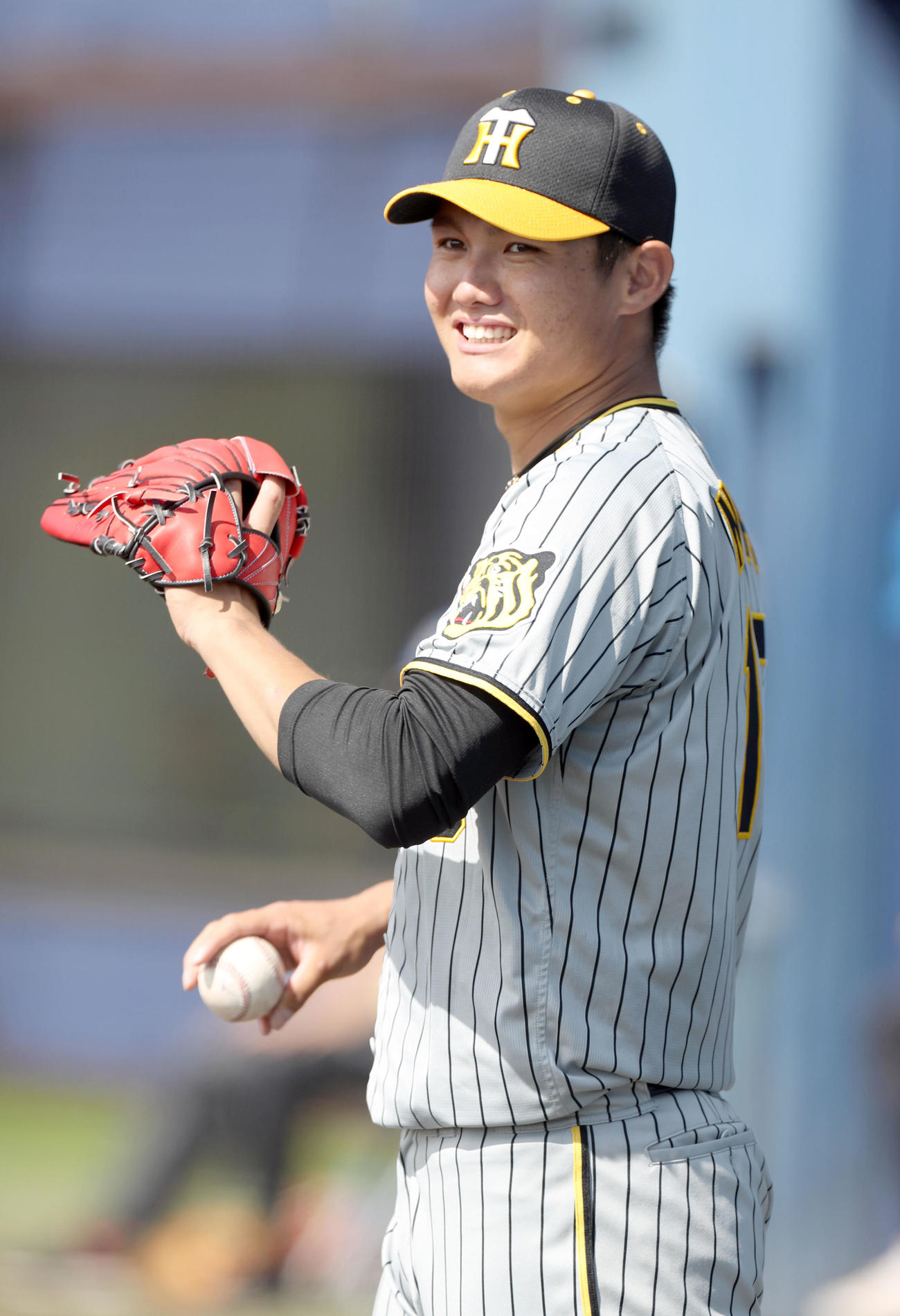 日本ハム対阪神　4回表阪神2死一塁、山本の左越え2点本塁打に笑顔を見せる西純（撮影・佐藤翔太）