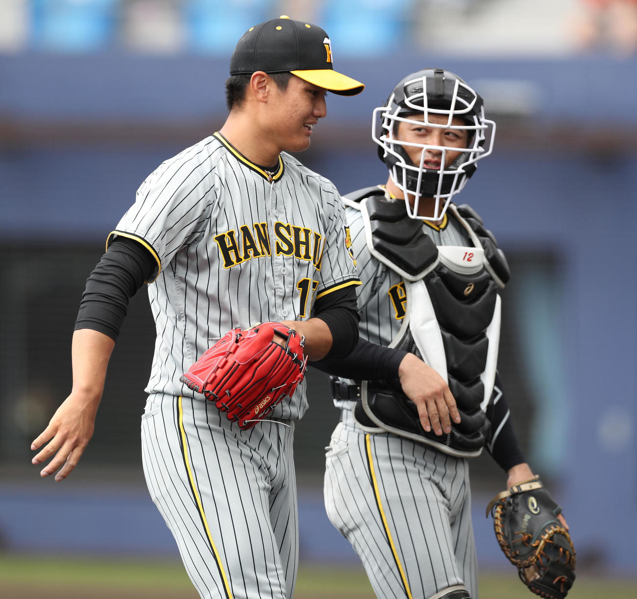 日本ハム対阪神　2回裏を無失点に抑えベンチに戻る西純（左）と坂本（撮影・佐藤翔太）