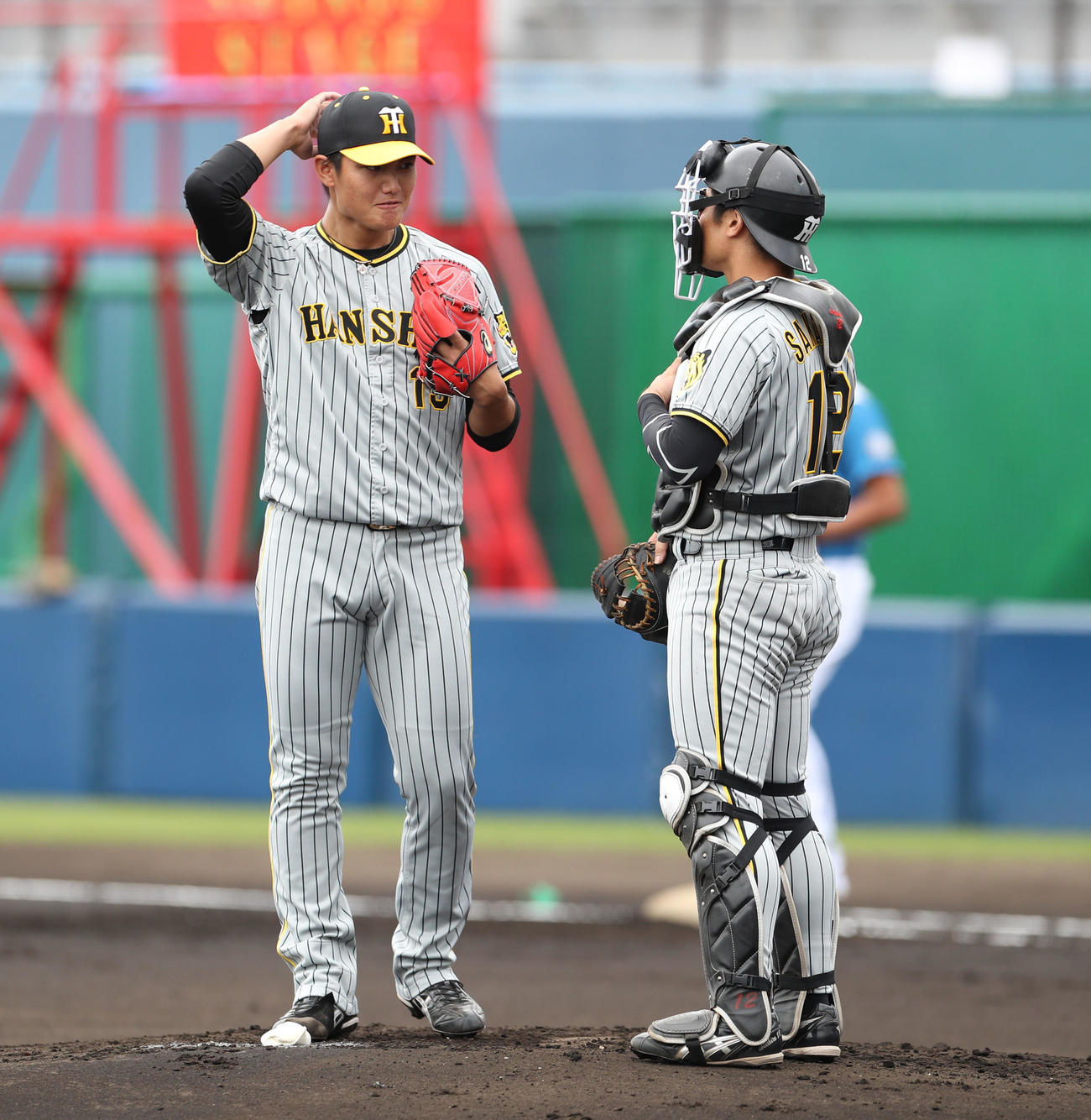 日本ハム対阪神　マウンド上で会話する阪神西純（左）と坂本（撮影・佐藤翔太）