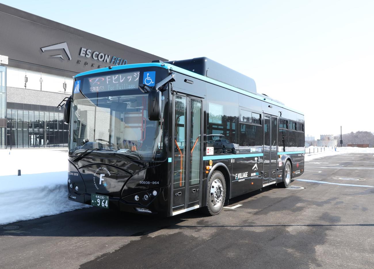 北海道ボールパークFビレッジのシャトルバスとして導入されるEVバス（撮影・黒川智章）