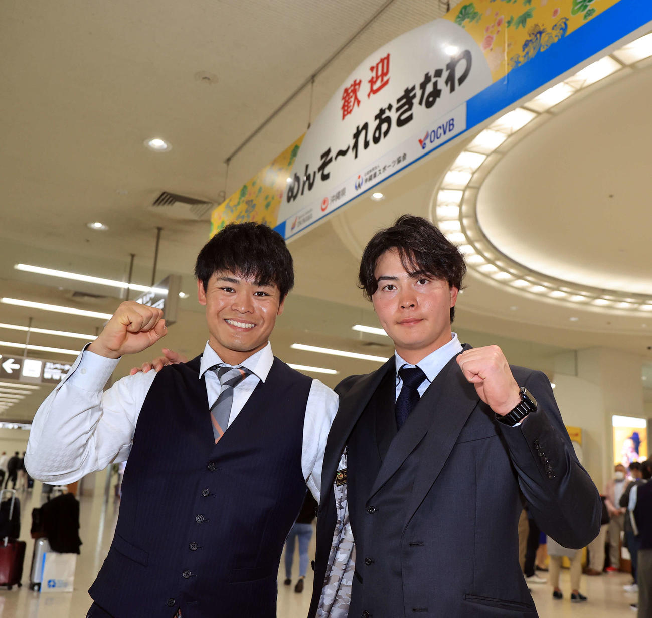 1軍合流のため、宮崎から那覇入りした巨人中山（左）と岡田は笑顔でガッツポーズ（撮影・浅見桂子）