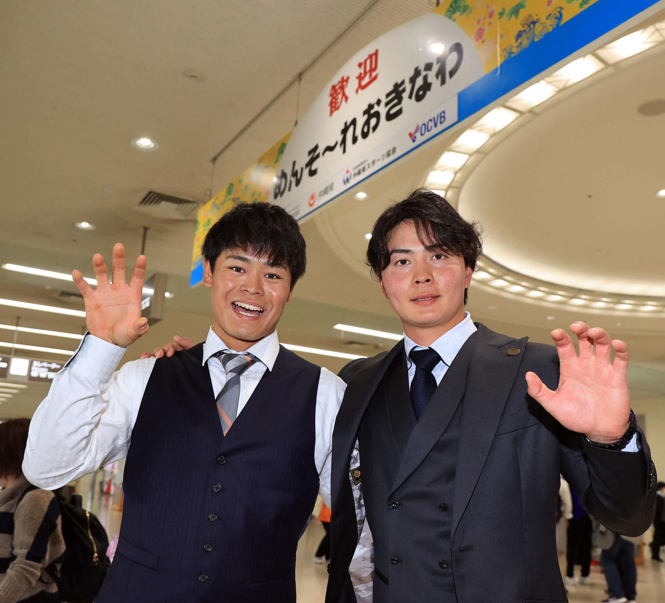 1軍合流のため、宮崎から那覇入りした巨人中山（左）と岡田は笑顔でシーサーポーズ（撮影・浅見桂子）