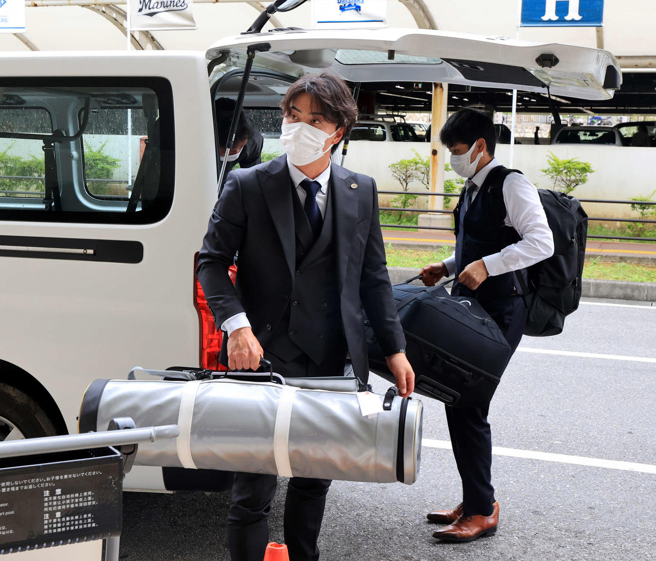 1軍合流のため、宮崎から那覇入りした巨人中山（奥）と岡田は荷物を車に運び入れる（撮影・浅見桂子）
