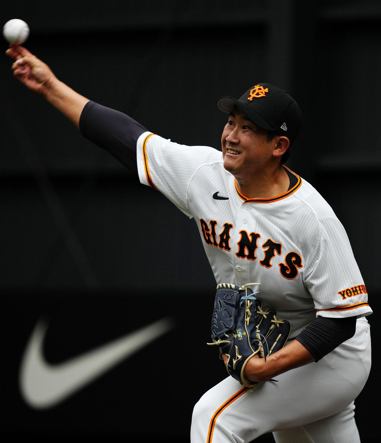 ブルペン投球する巨人菅野（2023年2月3日撮影）