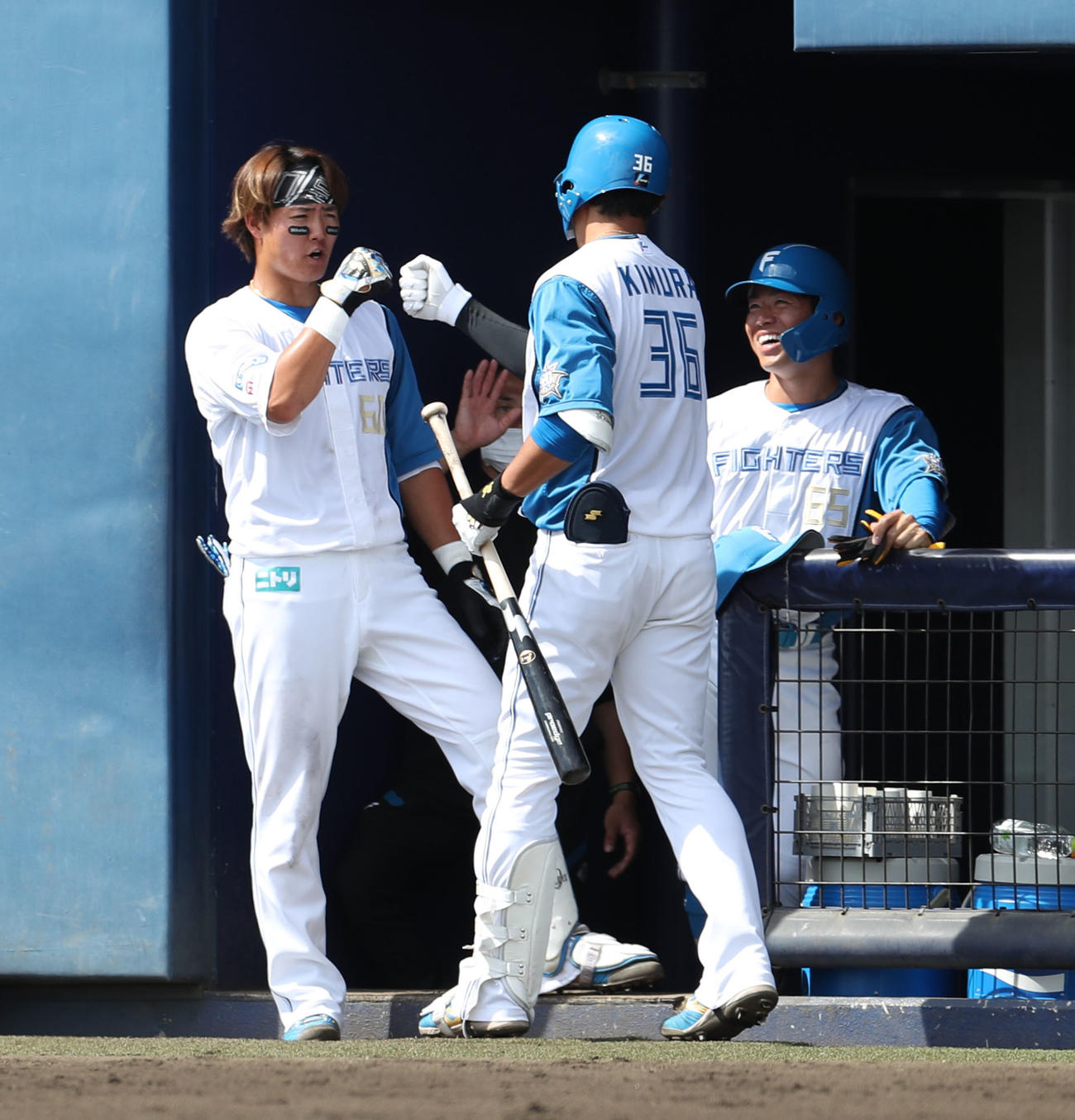 日本ハム対阪神　3回裏日本ハム無死、郡（左）は中越え本塁打を放った木村とグータッチを交わす（撮影・佐藤翔太）