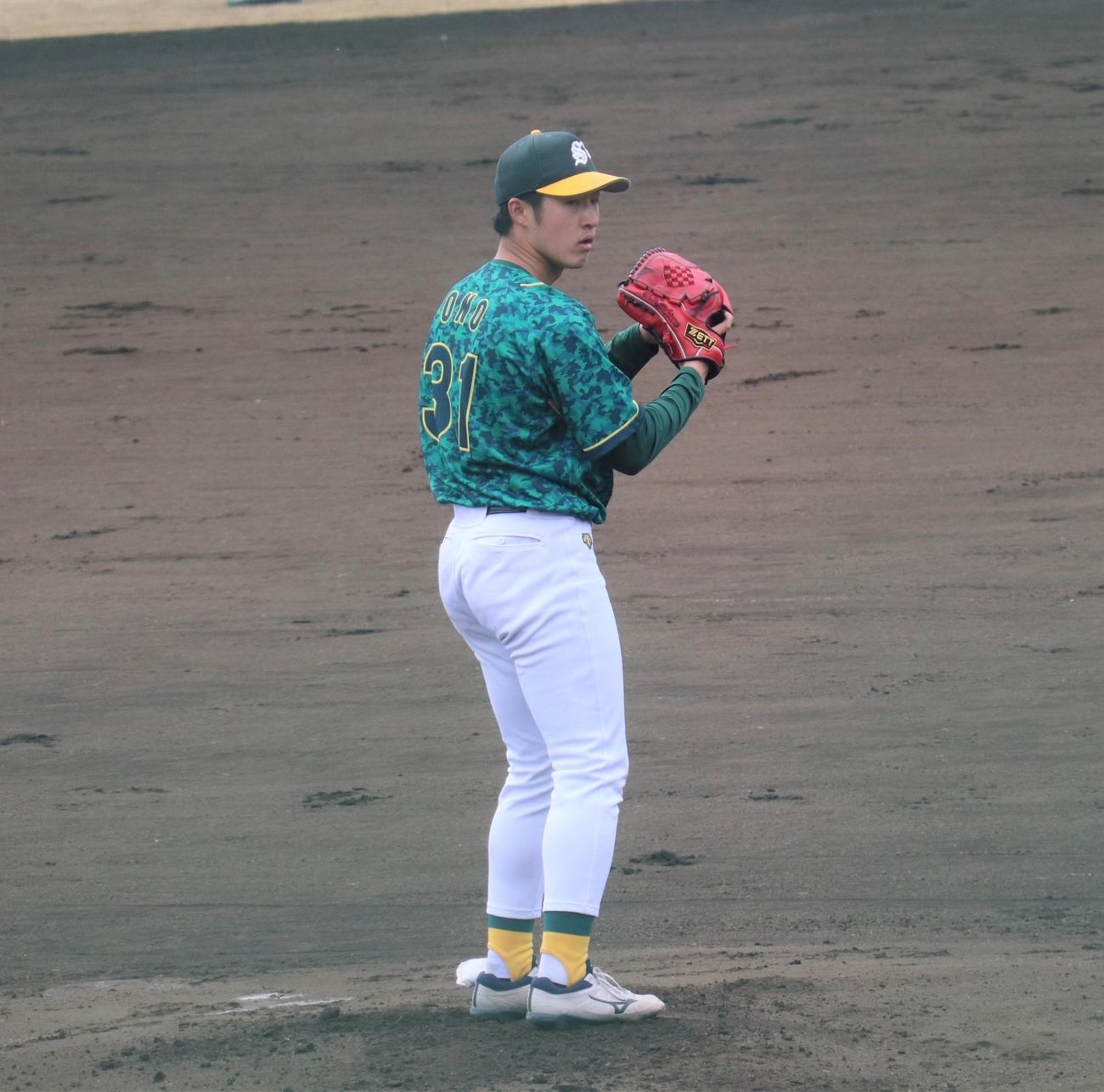 オープン戦　専大対JFE東日本　先発し力投する専大・小野（撮影・星夏穂）