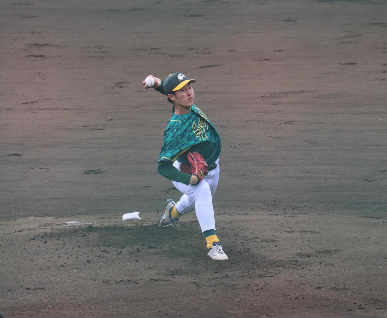 オープン戦　専大対JFE東日本　先発し力投する専大・小野（撮影・星夏穂）