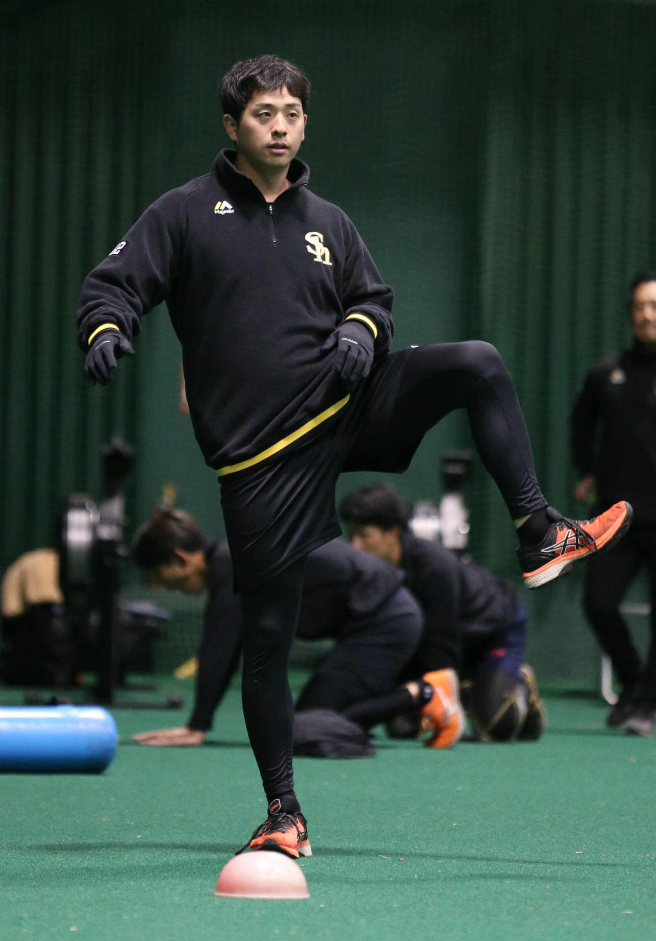 練習で体をほぐすソフトバンク大関友久（撮影・梅根麻紀）