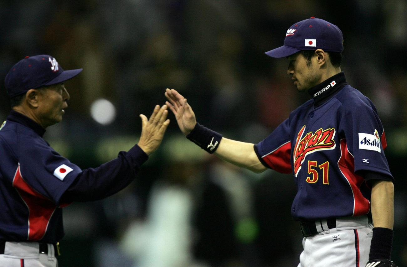 06年3月　2次リーグ進出を決めイチロー（右）は王監督とハイタッチする