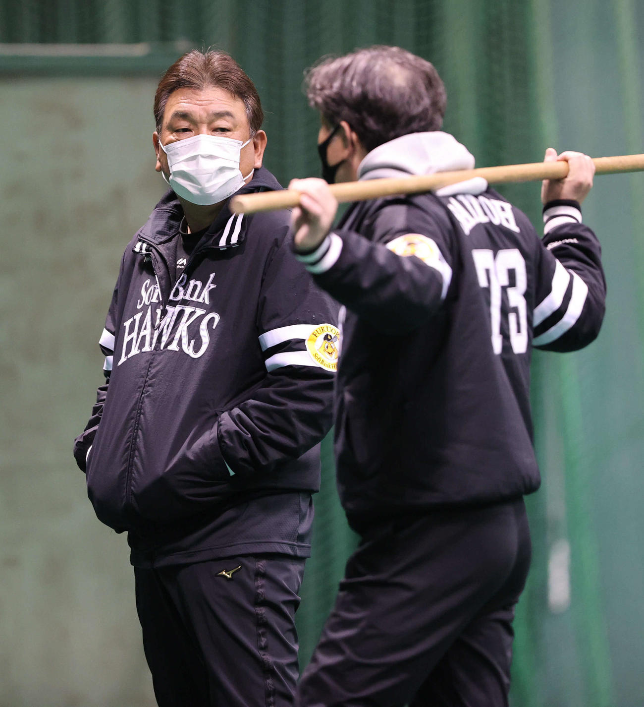 投手陣の練習を視察した藤本監督（撮影・梅根麻紀）