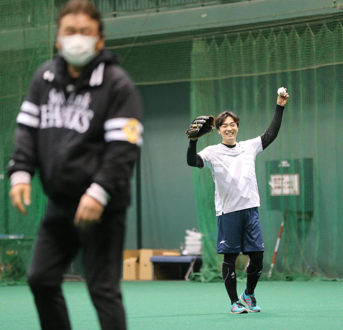 藤本博史監督に請えをかけられ笑顔を見せる和田毅（撮影・梅根麻紀）