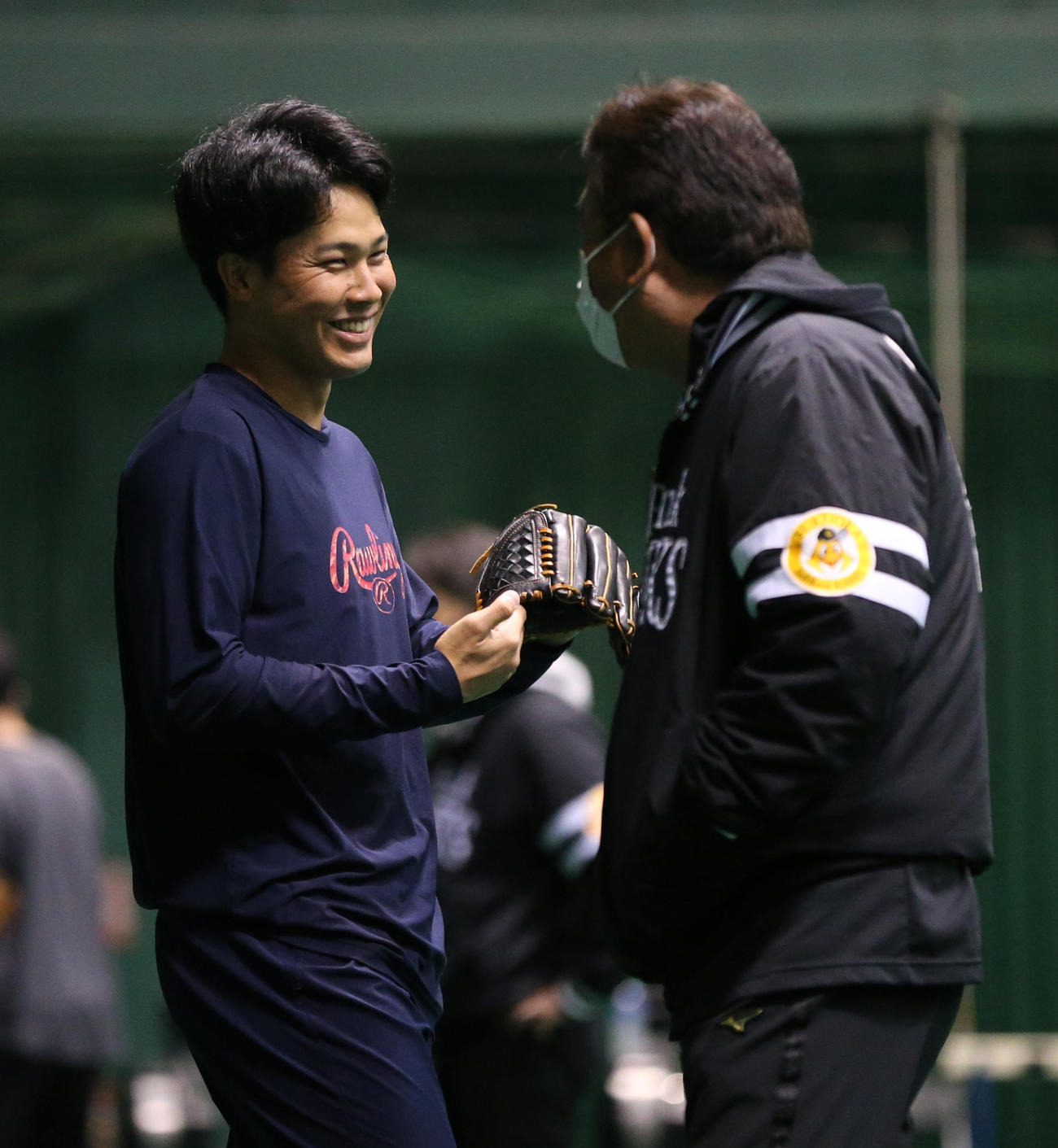 藤本博史監督と笑顔で話をする藤井皓哉（撮影・梅根麻紀）