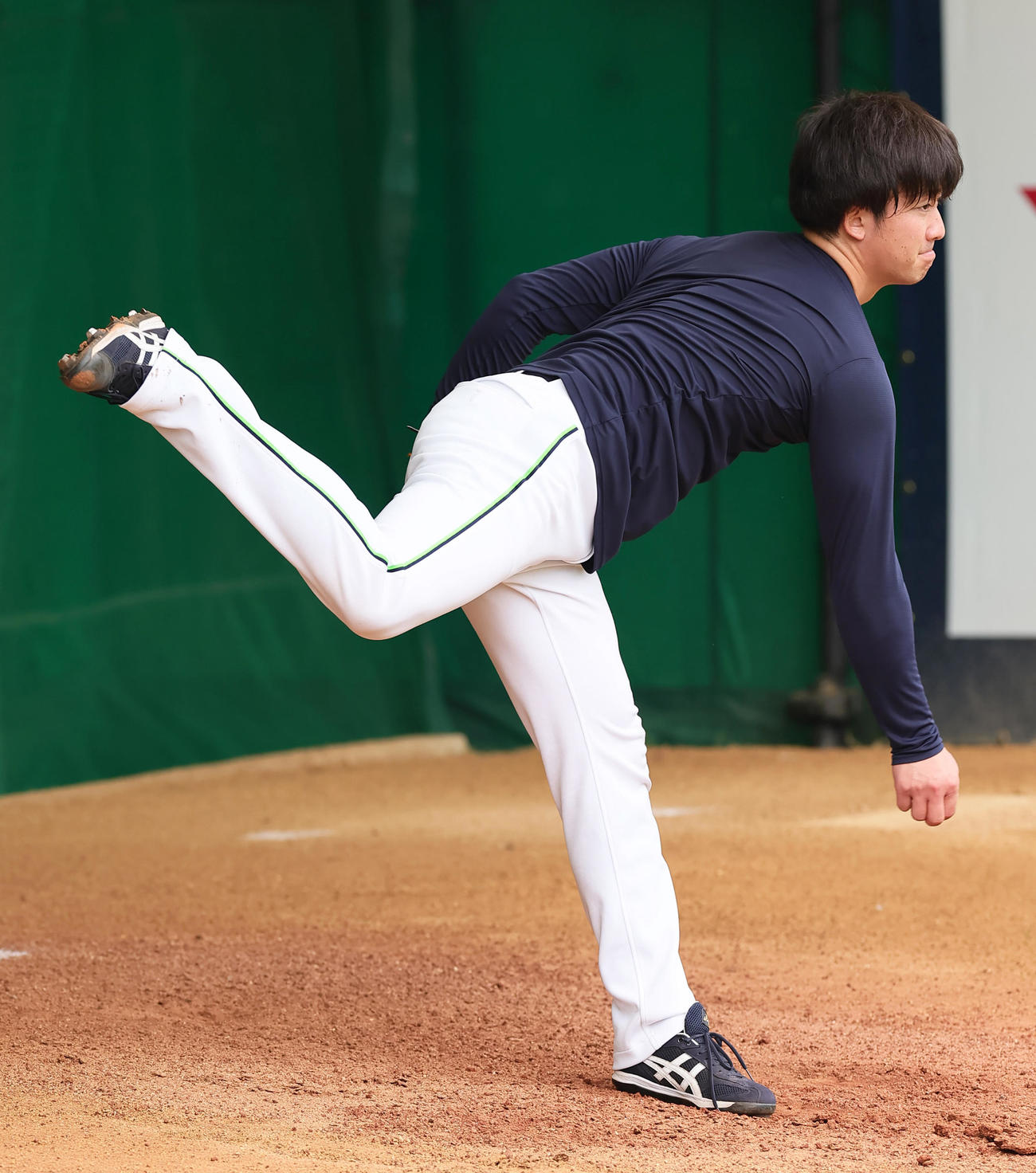 ブルペンで投球するヤクルト吉村（撮影・足立雅史）